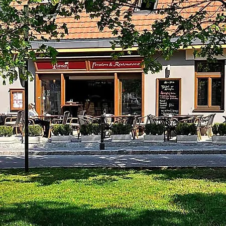 & Restaurant Patriot לינה וארוחת בוקר טרנבה